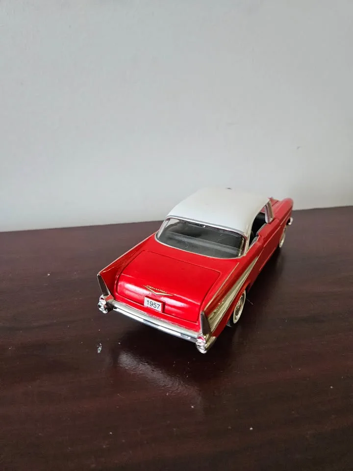 1957 Chevrolet Bel Air 1:24 Die-Cast Model – Red & White image indicator(2)