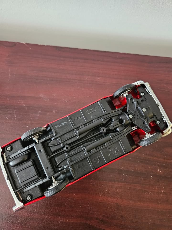 1957 Chevrolet Bel Air 1:24 Die-Cast Model – Red & White - photo 3