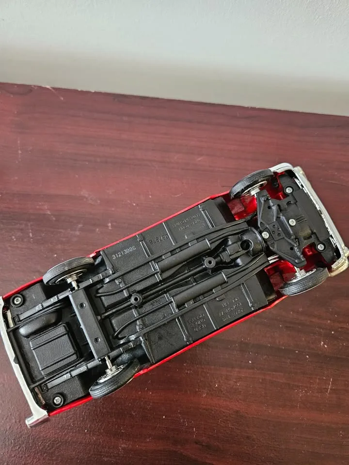 1957 Chevrolet Bel Air 1:24 Die-Cast Model – Red & White image indicator(3)