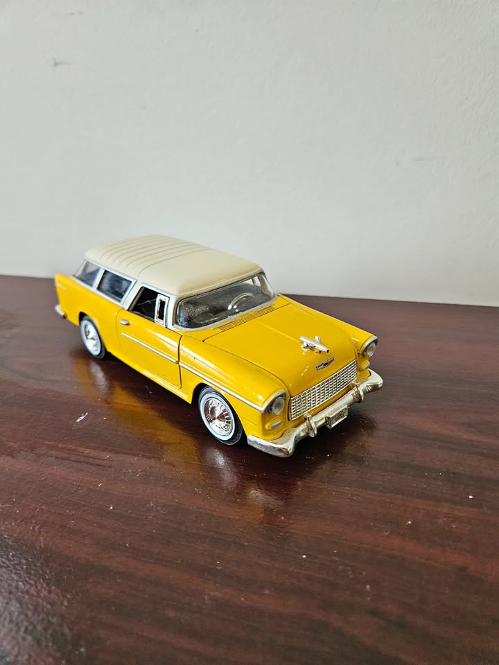 1955 Chevy Nomad 1:24 Die-Cast Wagon - Yellow & Cream