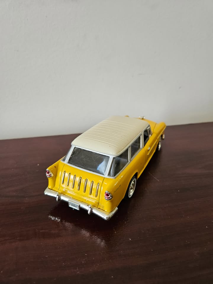 1955 Chevy Nomad 1:24 Die-Cast Wagon - Yellow & Cream - photo 2