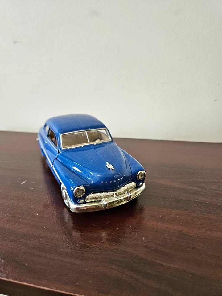 1949 Mercury Coupe 1:24 Die-Cast Model Car – Blue