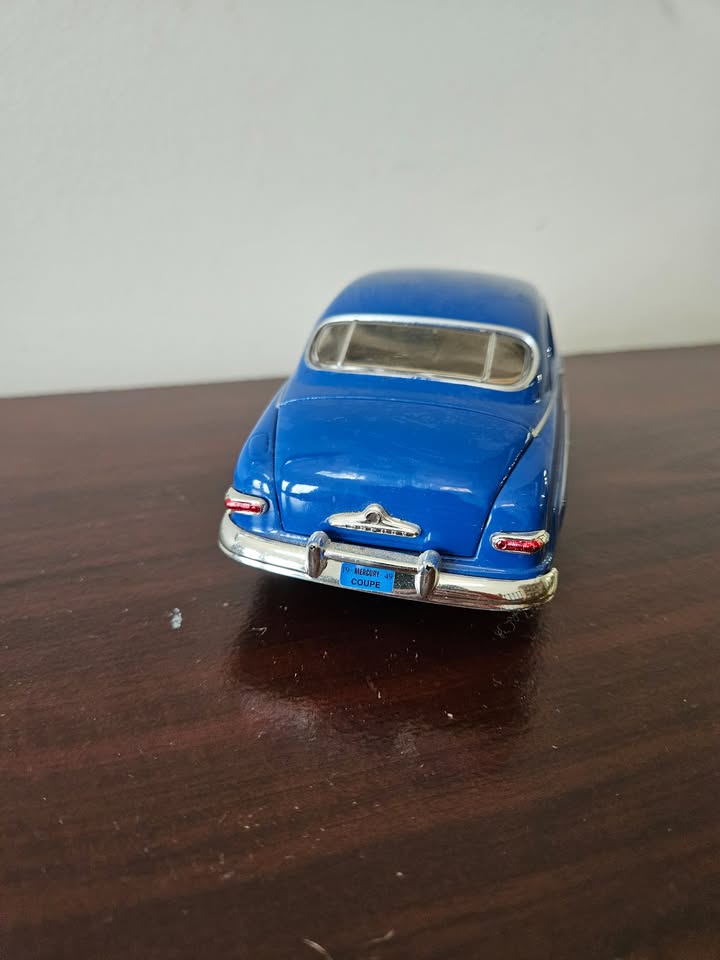 1949 Mercury Coupe 1:24 Die-Cast Model Car – Blue - photo 2