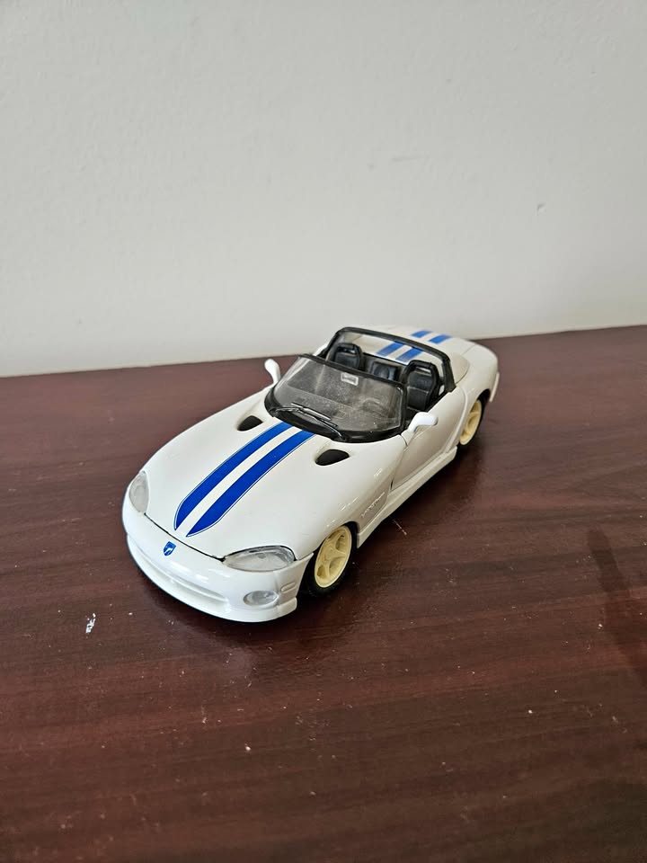 Dodge Viper RT/10 1:24 Maisto Die-Cast Convertible