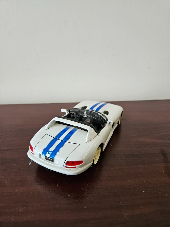 Dodge Viper RT/10 1:24 Maisto Die-Cast Convertible - photo 2