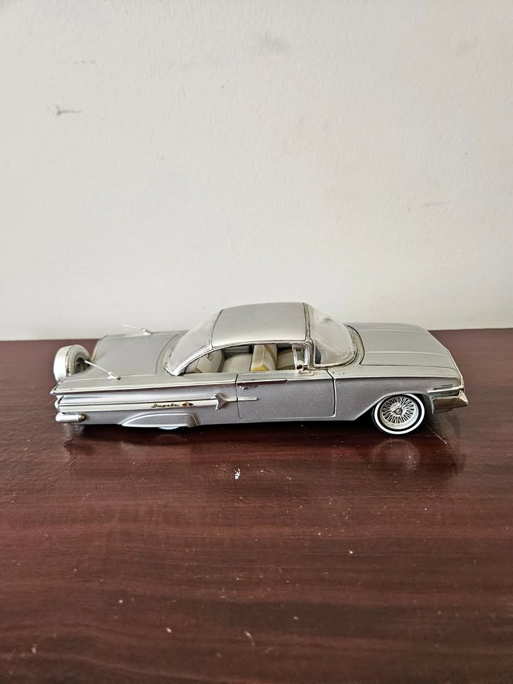 1960 Chevrolet Impala 1:24 Die-Cast Model Car