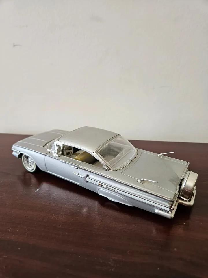 1960 Chevrolet Impala 1:24 Die-Cast Model Car image indicator(2)