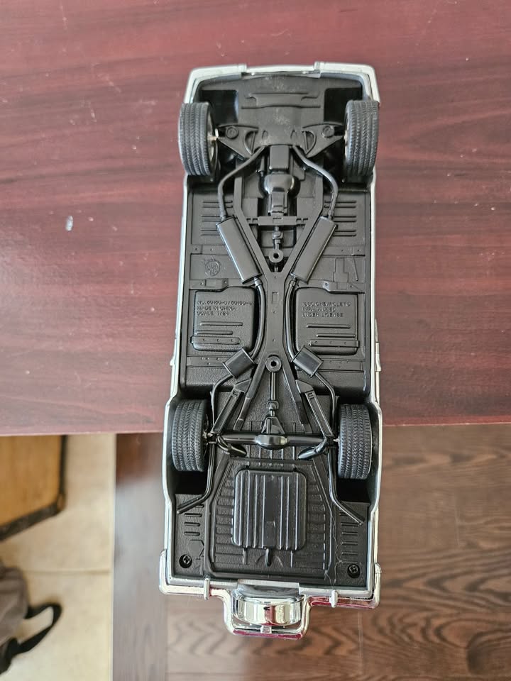 1960 Chevrolet Impala 1:24 Die-Cast Model Car - photo 3