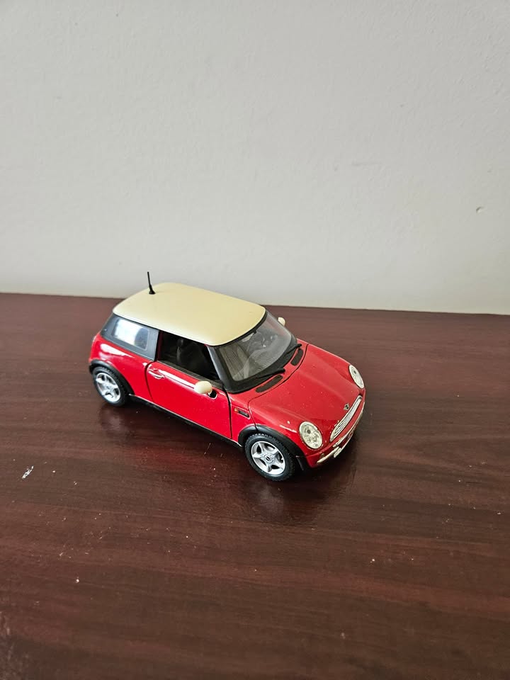 Mini Cooper 1:24 Maisto Die-Cast Car – Red with White Roof