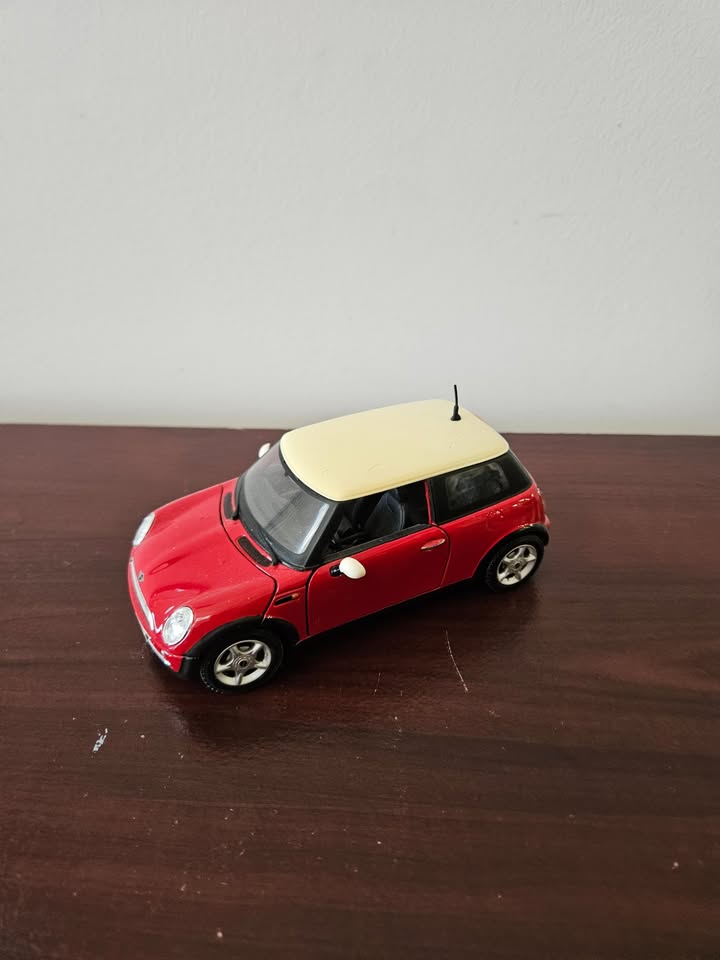 Mini Cooper 1:24 Maisto Die-Cast Car – Red with White Roof - photo 2
