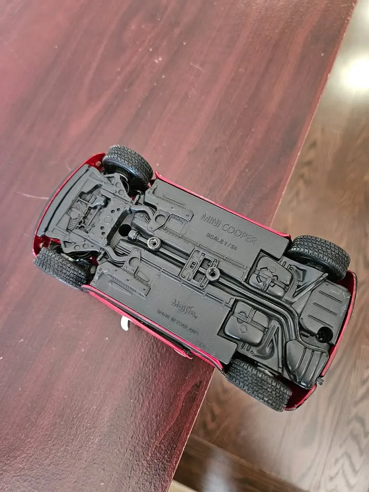 Mini Cooper 1:24 Maisto Die-Cast Car – Red with White Roof image indicator(3)