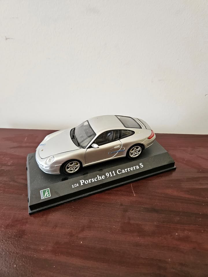 Collectible Porsche 911 Carrera S 1:24 Die-Cast Model Car