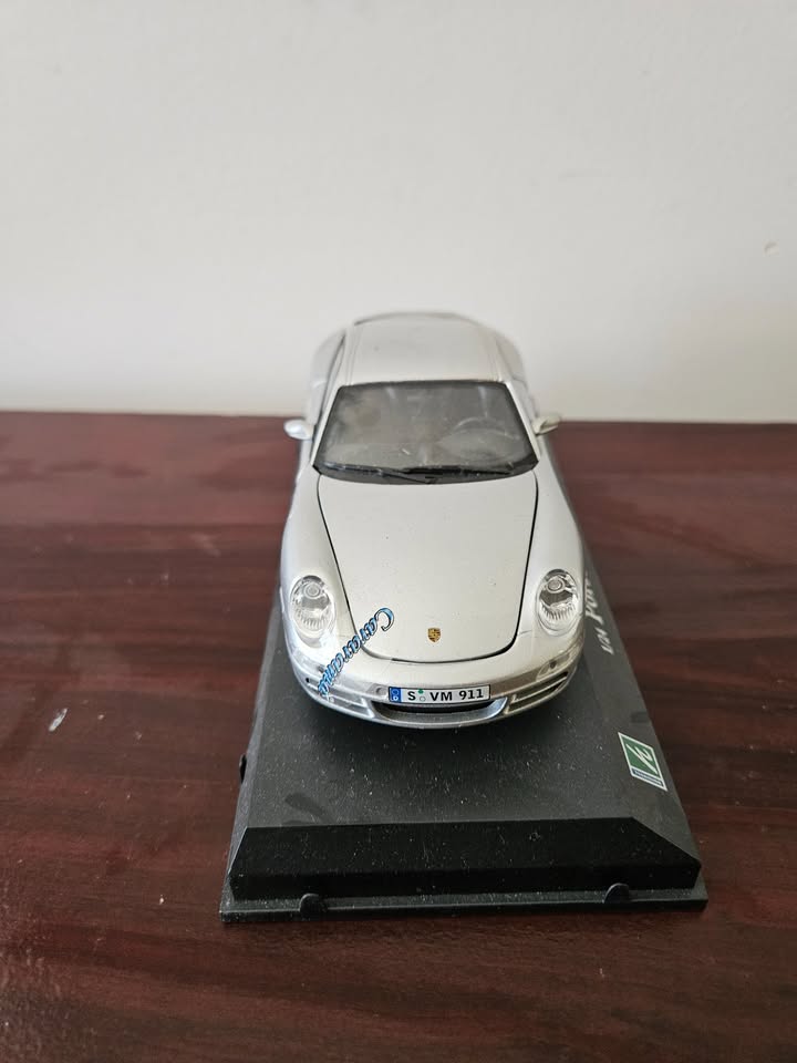 Collectible Porsche 911 Carrera S 1:24 Die-Cast Model Car - photo 2
