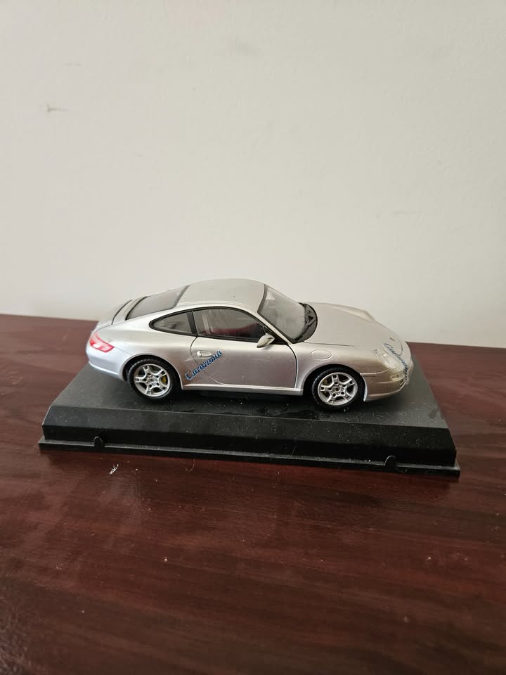 Collectible Porsche 911 Carrera S 1:24 Die-Cast Model Car - photo 3