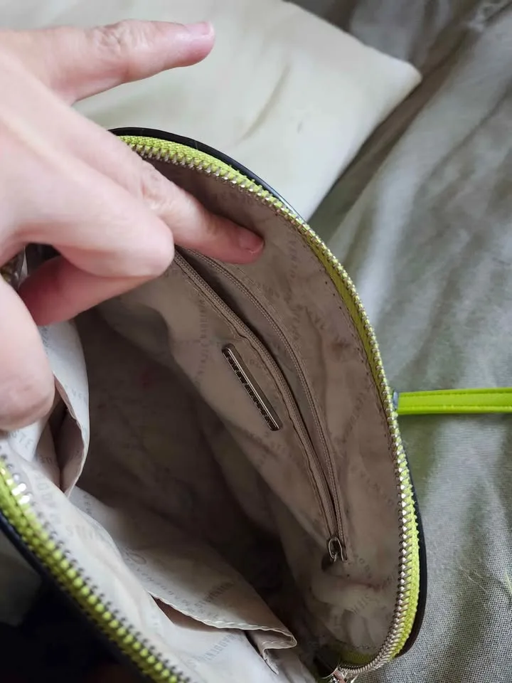 Beautiful Steve Madden Handbag image indicator(8)