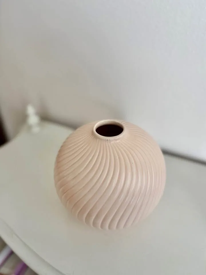 Pink Swirled Vase image indicator(2)