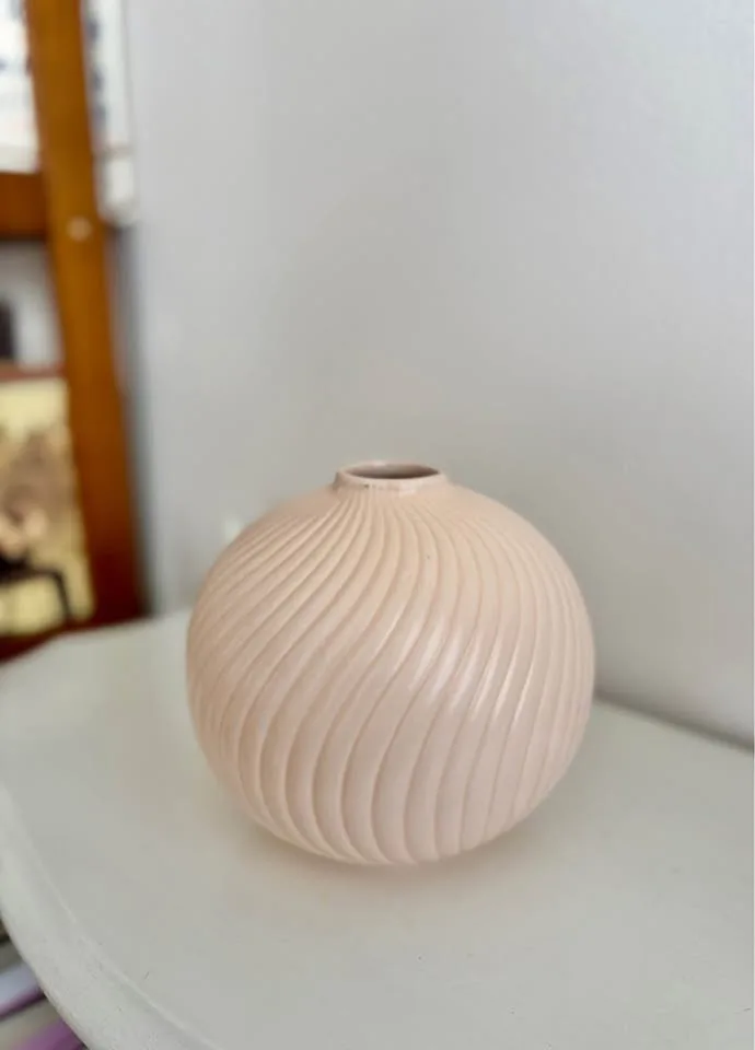 Pink Swirled Vase image indicator(3)