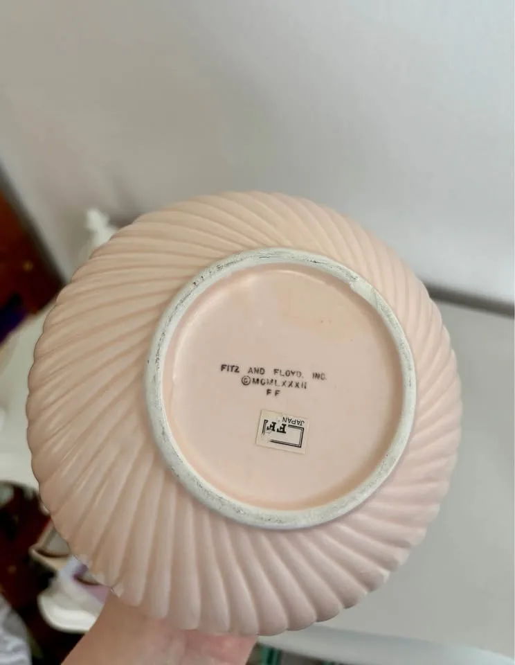 Pink Swirled Vase image indicator(4)