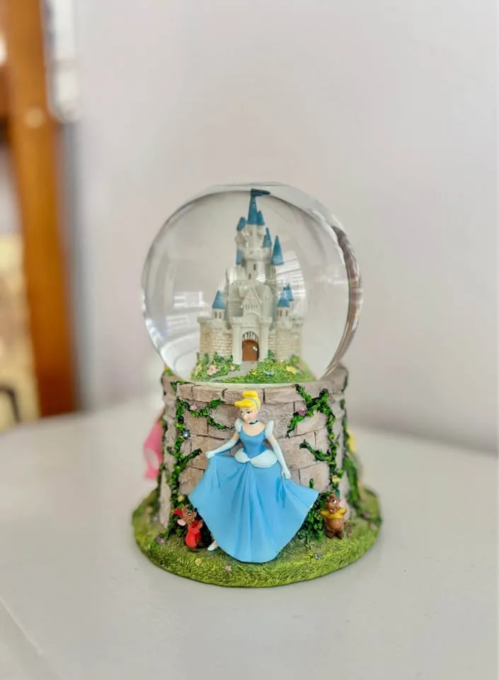 Hallmark Disney Princess Snow Globe image indicator(2)