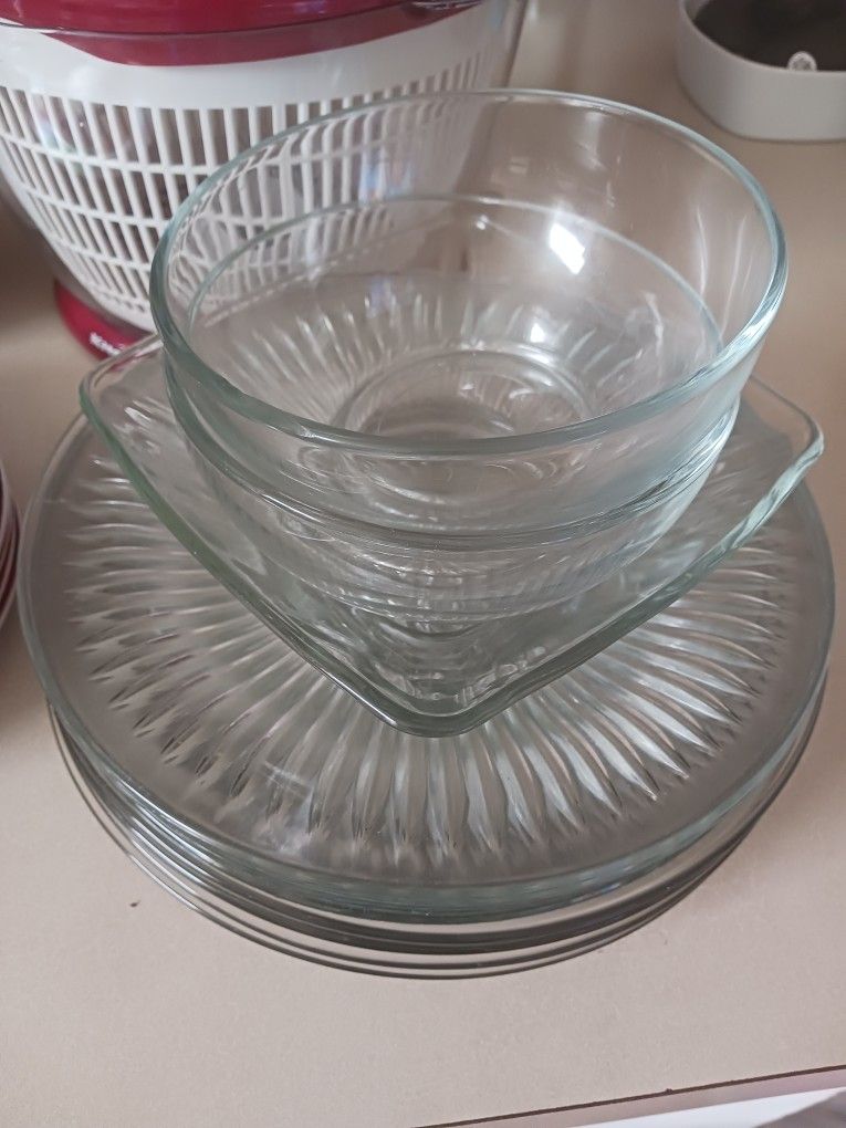Kitchenware Bundle Deal – Glass Plates, Bowls & Holiday Plates - photo 4