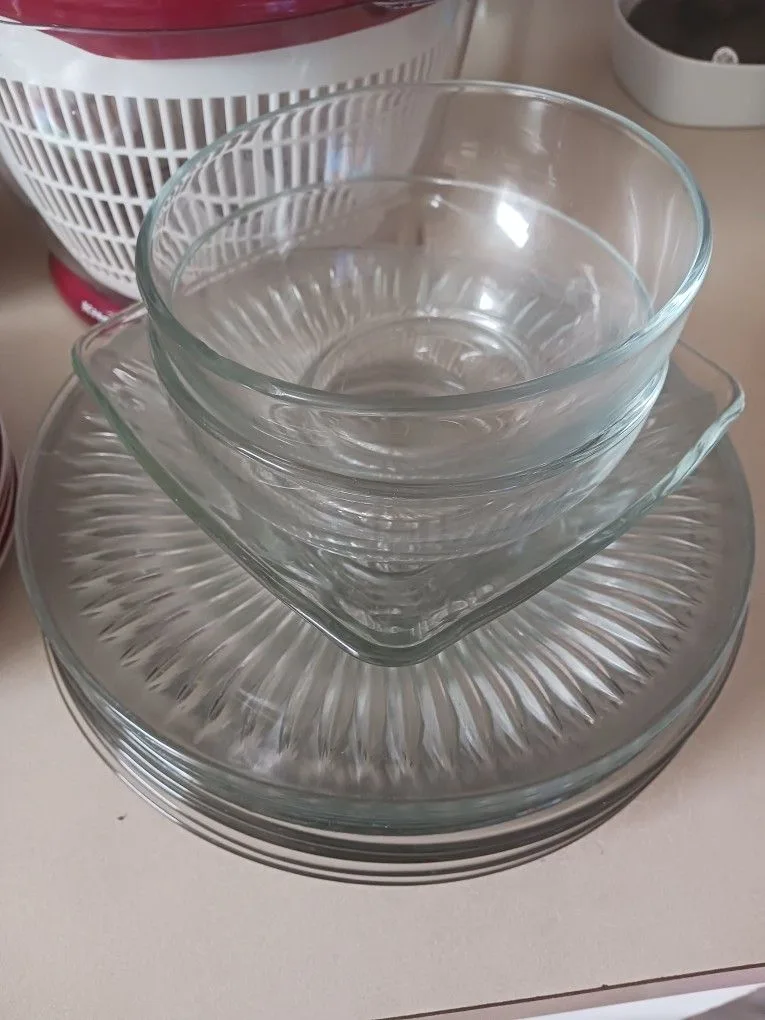 Kitchenware Bundle Deal – Glass Plates, Bowls & Holiday Plates image indicator(4)