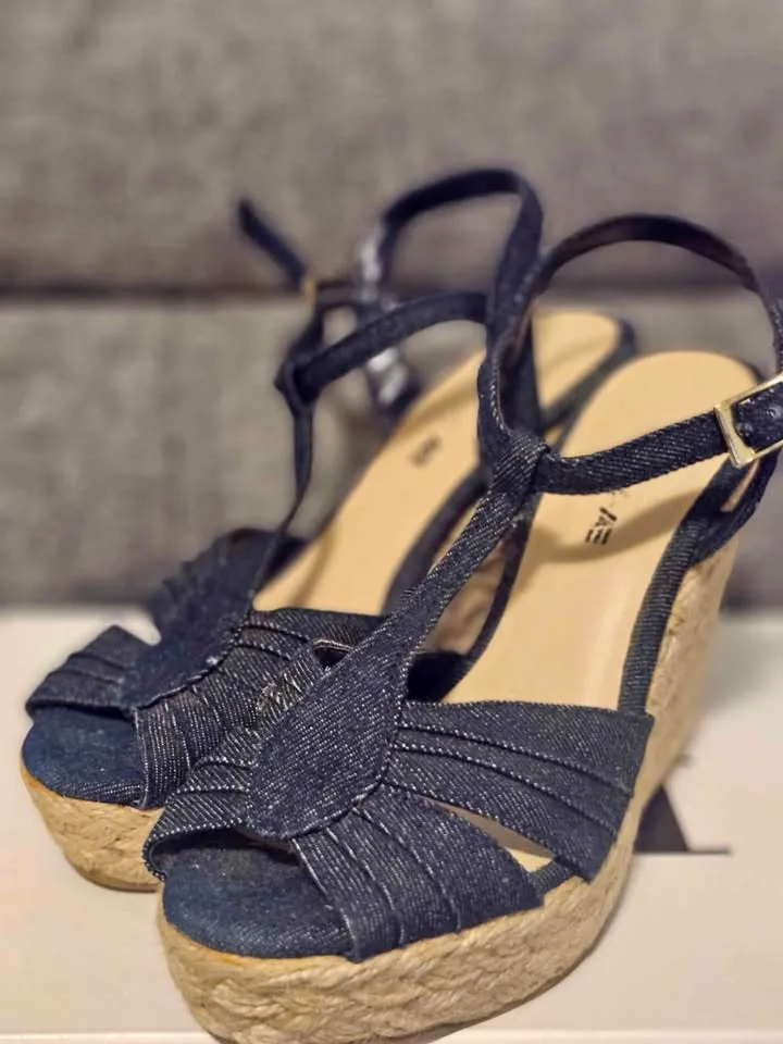 🥕  AE size 6 wedge shoes thumbnail