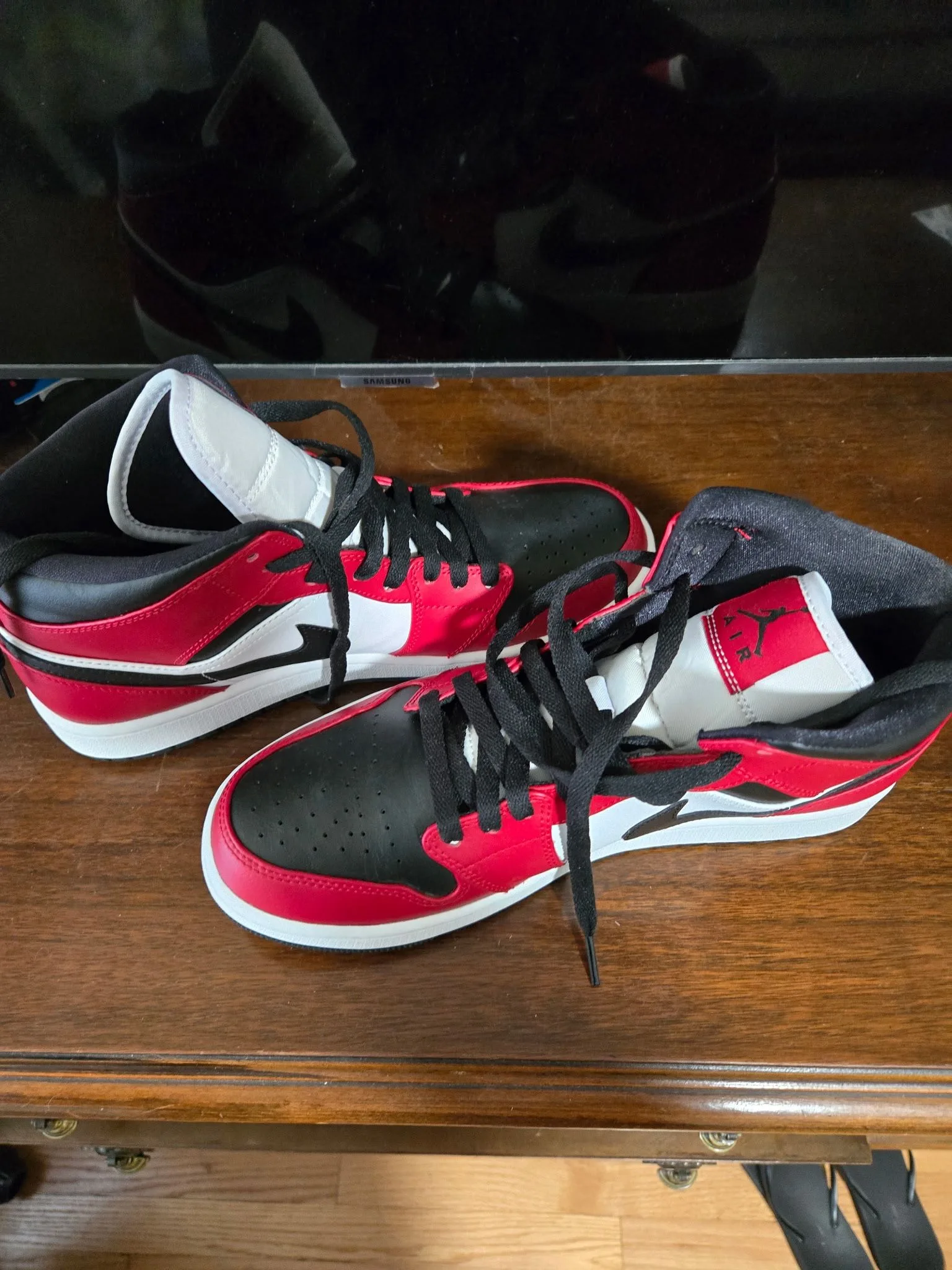 Nike Air Jordan 1 Mid 'Chicago Black Toe' Black/Red Size 9.5NEW thumbnail