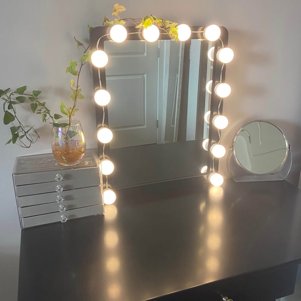 Vanity with lights - photo 3