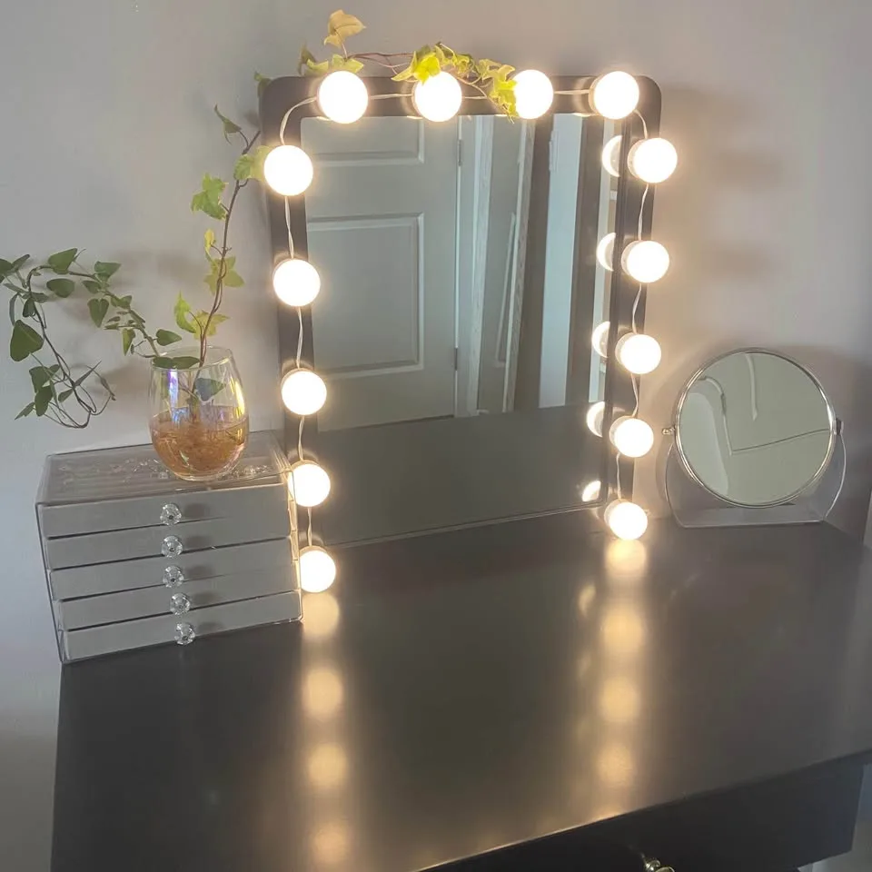 Vanity with lights image indicator(3)