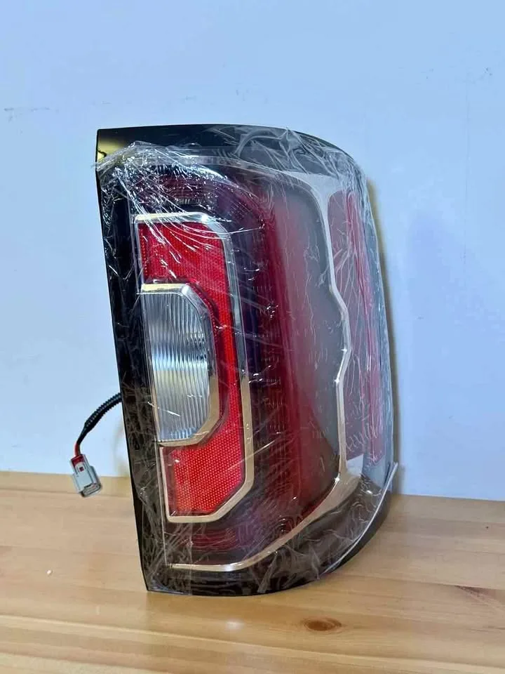 GMC Sierra 2016-2018 Right Taillight thumbnail
