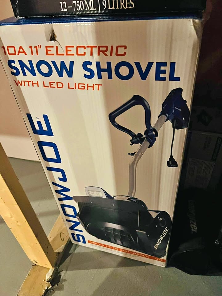 Snow shovel