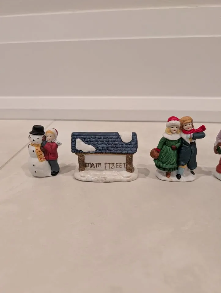 Christmas Village Characters and Accessory image indicator(2)