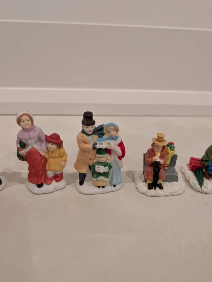 Christmas Village Characters and Accessory image indicator(3)