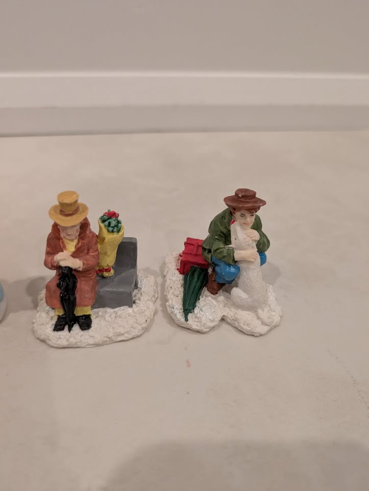 Christmas Village Characters and Accessory - photo 4