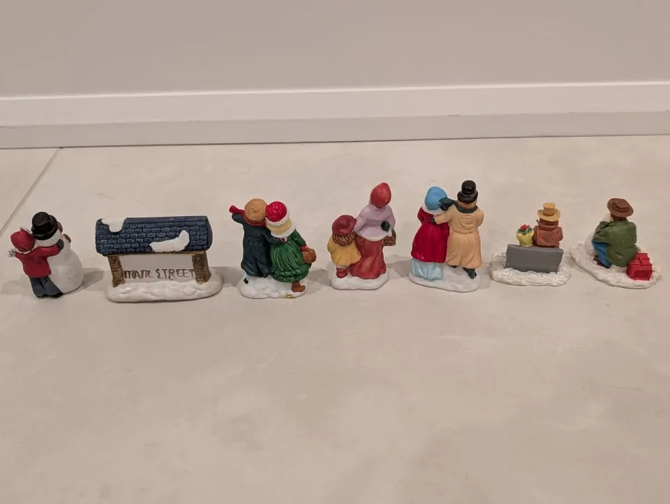 Christmas Village Characters and Accessory image indicator(6)