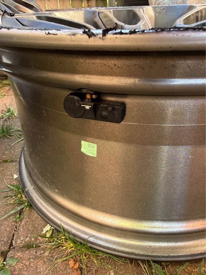 Set of OEM 20” Dodge Ram Rims - photo 3