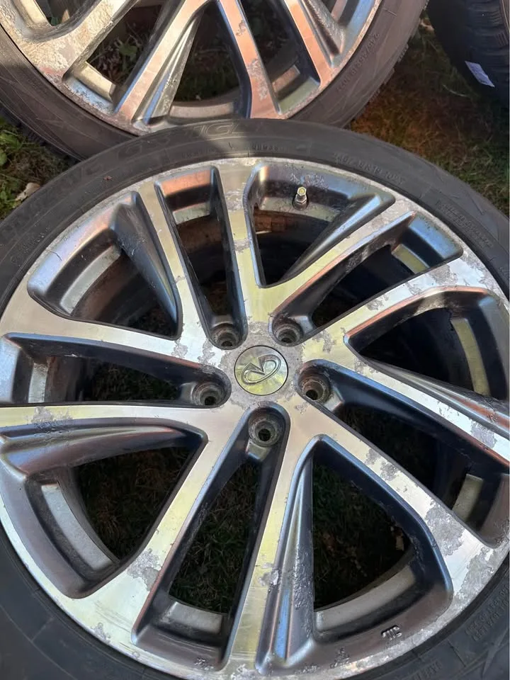 Set of OEM 19” Infiniti QX50 Rims On Toyo Winter Tires image indicator(3)
