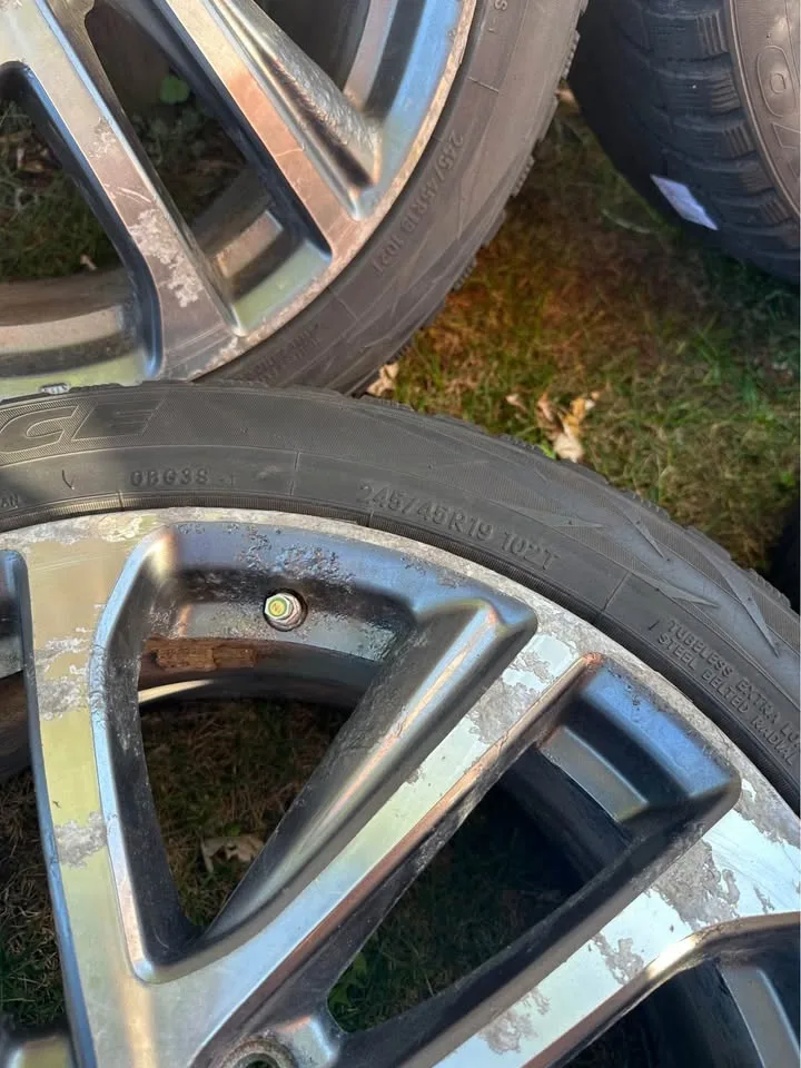 Set of OEM 19” Infiniti QX50 Rims On Toyo Winter Tires image indicator(4)