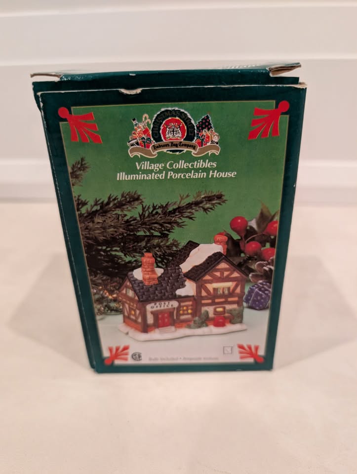 Hudson's Bay Company- Village Collectibles- Illuminated Library - photo 2