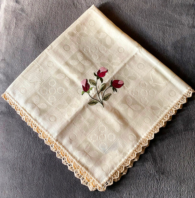 Vintage Square Tablecloth Embroidered with Floral Motifs 31x31' - photo 2