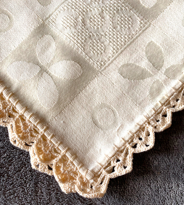 Vintage Square Tablecloth Embroidered with Floral Motifs 31x31' - photo 4