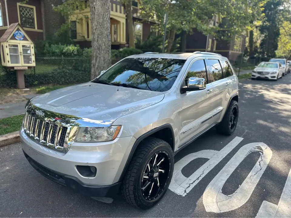 2012 Jeep Grand Cherokee · Overland Summit Sport Utility 4D image indicator(2)