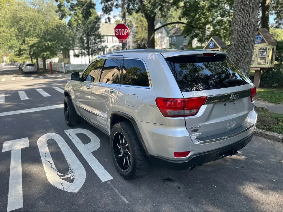 2012 Jeep Grand Cherokee · Overland Summit Sport Utility 4D image indicator(7)