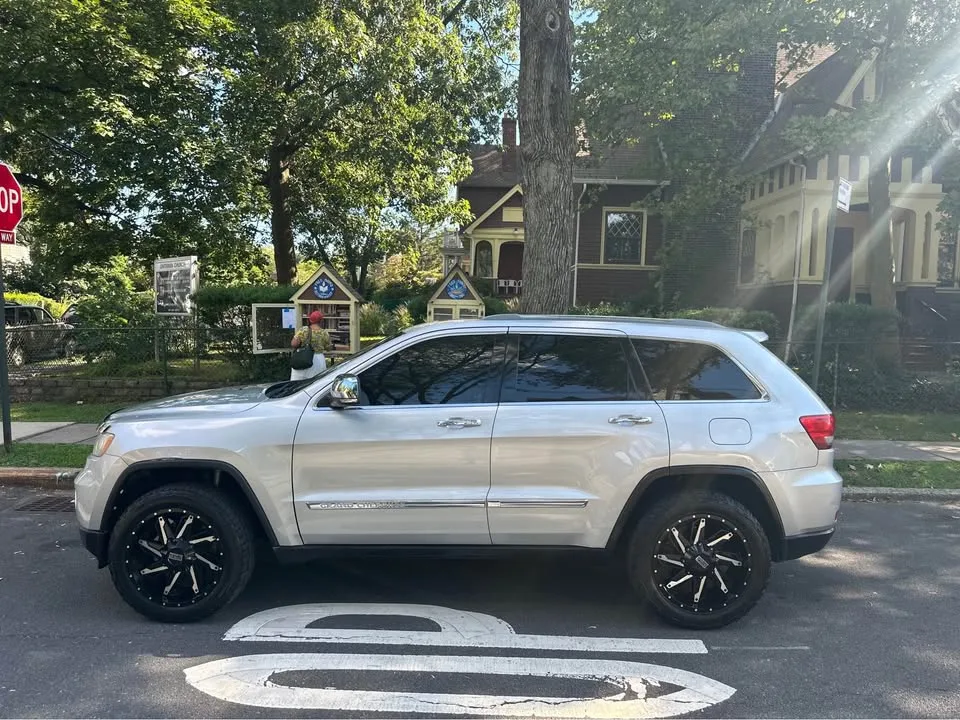 2012 Jeep Grand Cherokee · Overland Summit Sport Utility 4D image indicator(8)