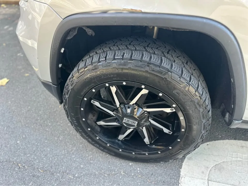 2012 Jeep Grand Cherokee · Overland Summit Sport Utility 4D image indicator(9)