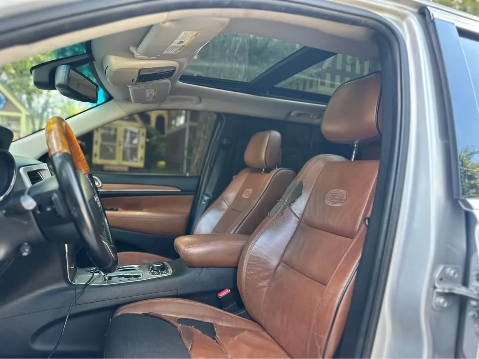 2012 Jeep Grand Cherokee · Overland Summit Sport Utility 4D image indicator(10)