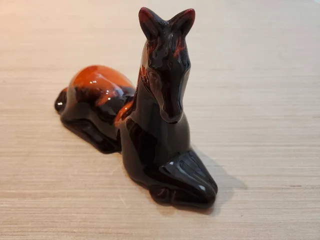 Blue Mountain Pottery Horse Lying image indicator(2)
