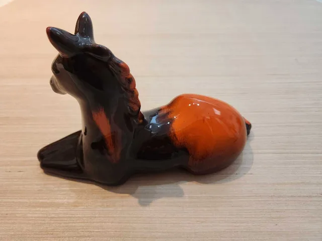 Blue Mountain Pottery Horse Lying image indicator(3)