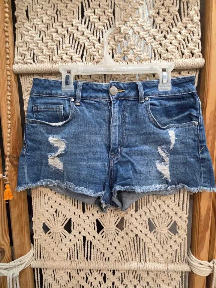 Clothing sale! image indicator(2)