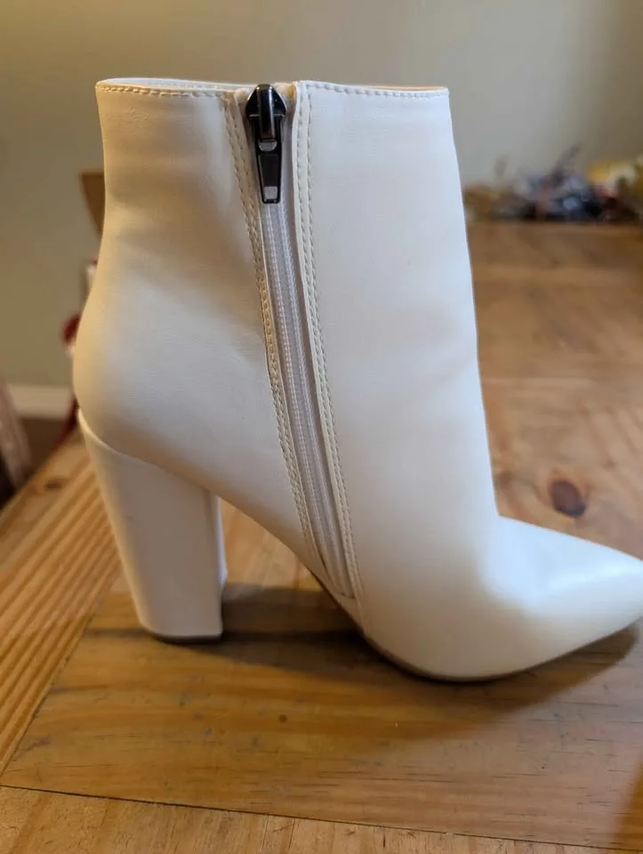 Women's white boots image indicator(2)